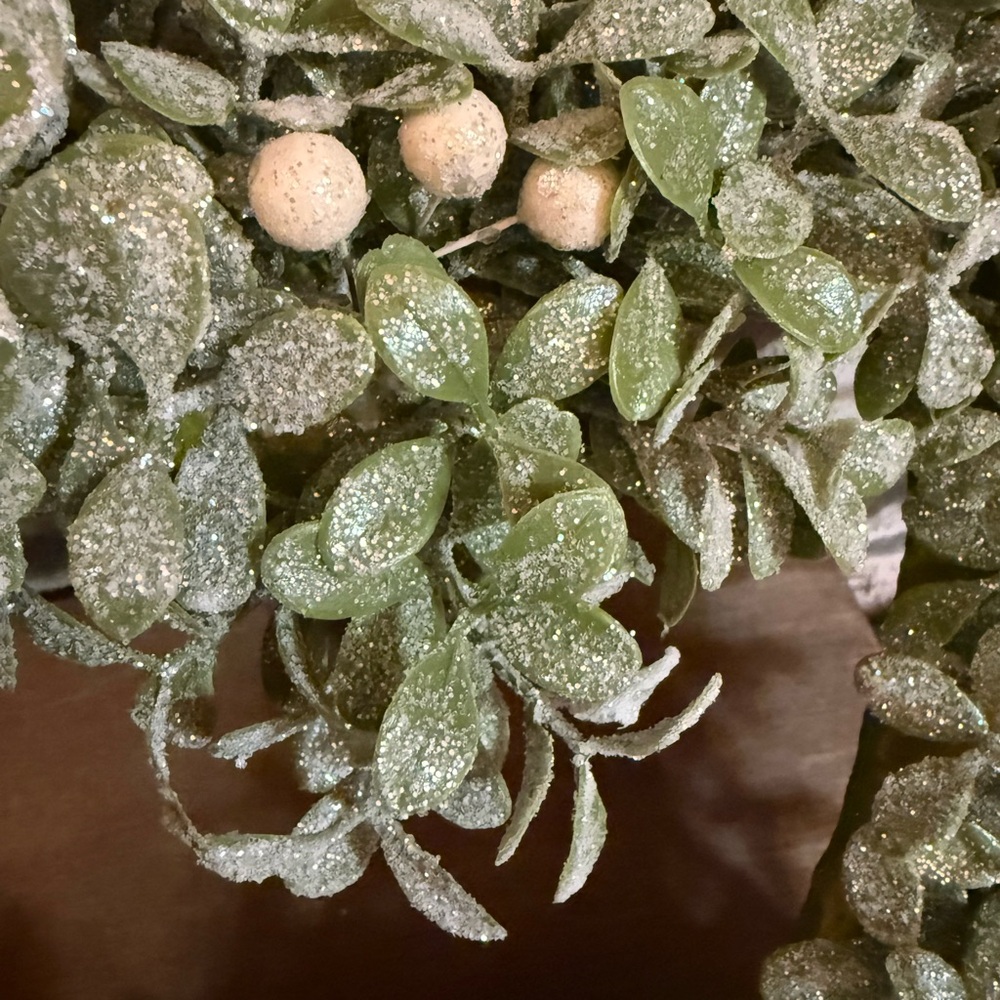 Green Heart Wreath with White Accents - Picture 3 of 7